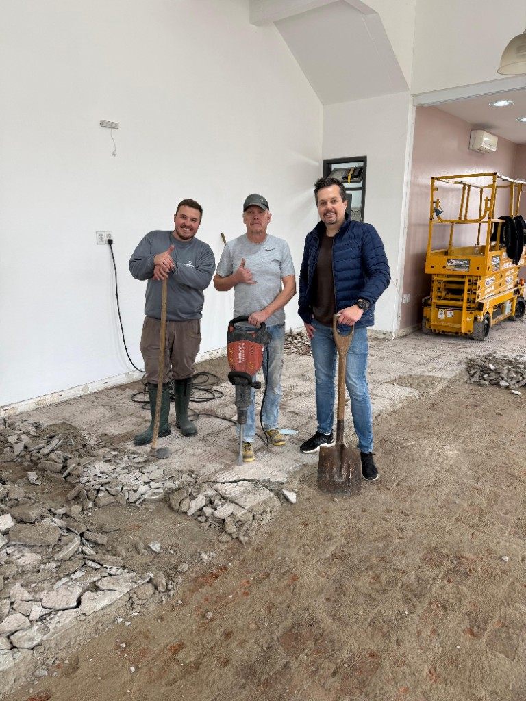 Equipe na substituição do piso da loja do hub M3VOLT