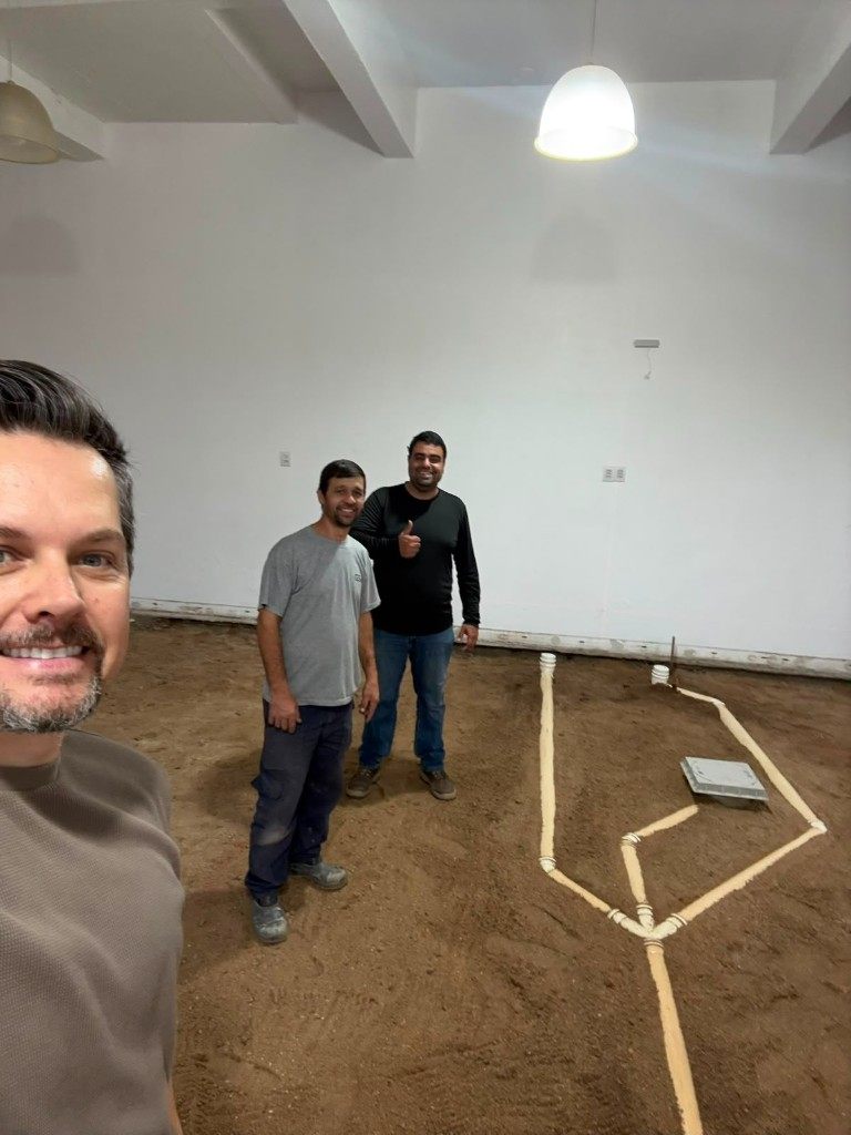 Equipe na instalação hidráulica da obra do hub M3VOLT