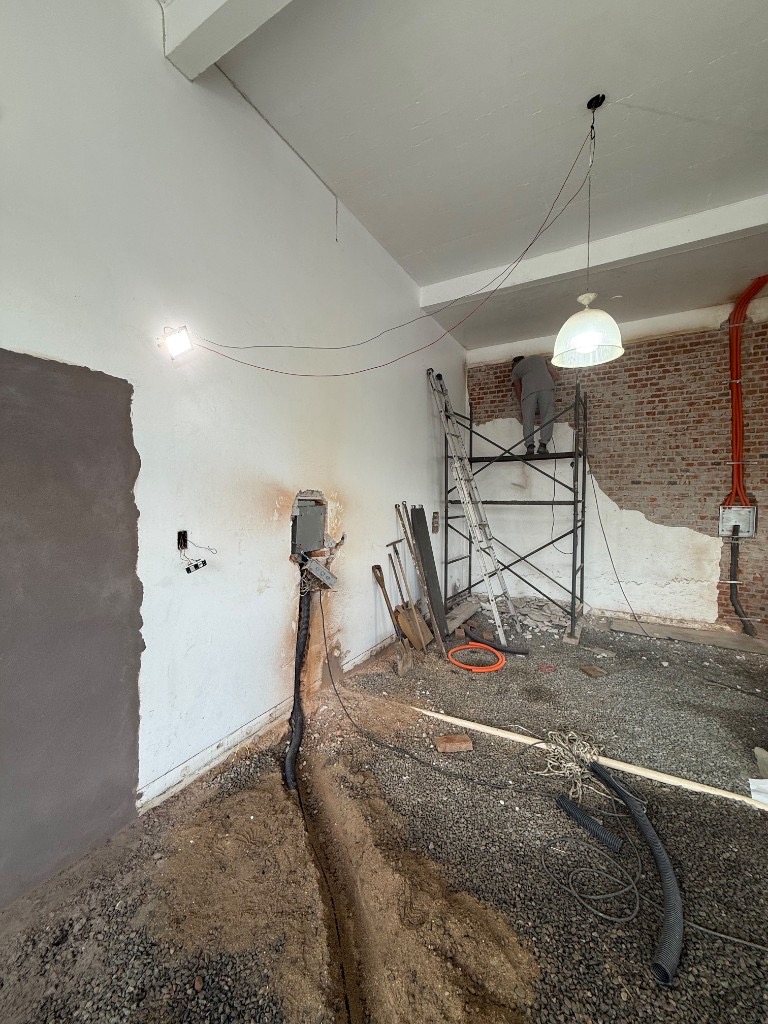 Elétrica e reboco nas paredes internas da obra M3VOLT