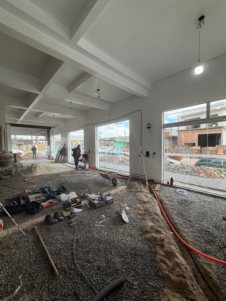 Vala com eletroduto no piso do salão da obra M3VOLT