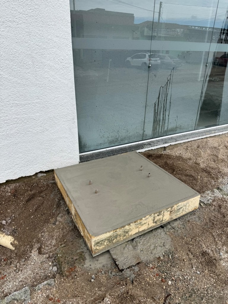 Base de concreto com âncoras na fachada do hub M3VOLT