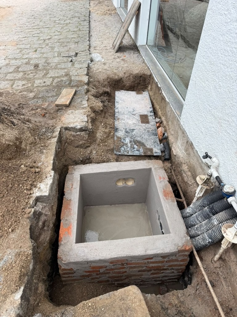 Caixa de inspeção com eletrodutos na obra do hub M3VOLT