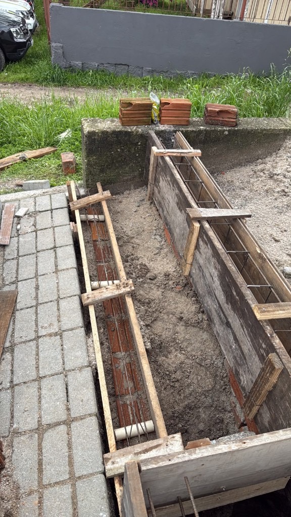 Formas de madeira com armação para concreto na obra M3VOLT