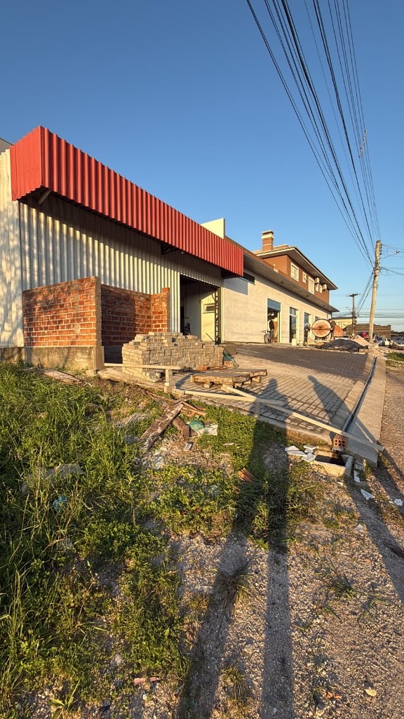 Fachada do hub M3VOLT com piso externo e alvenaria em andamento