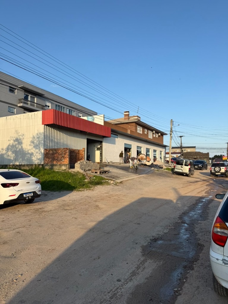 Concretagem da rampa na fachada do hub M3VOLT em Pelotas/RS