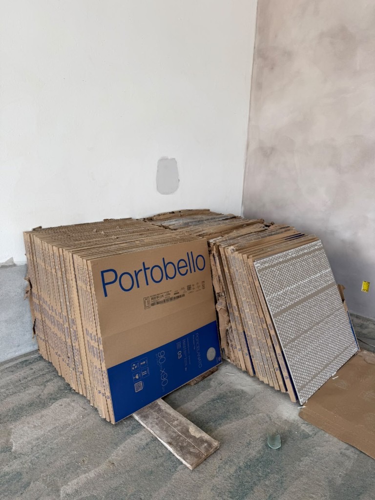 Caixas de porcelanato Portobello 90x90 cm na obra do hub M3VOLT