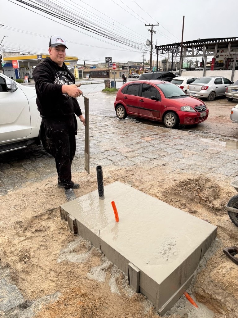 Base de concreto fresca com eletrodutos na obra do hub M3VOLT em Pelotas/RS