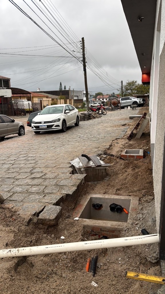 Caixas de inspeção e eletrodutos na calçada da obra M3VOLT
