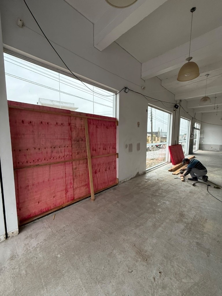 Salão interno do hub M3VOLT em obra — acabamentos em andamento