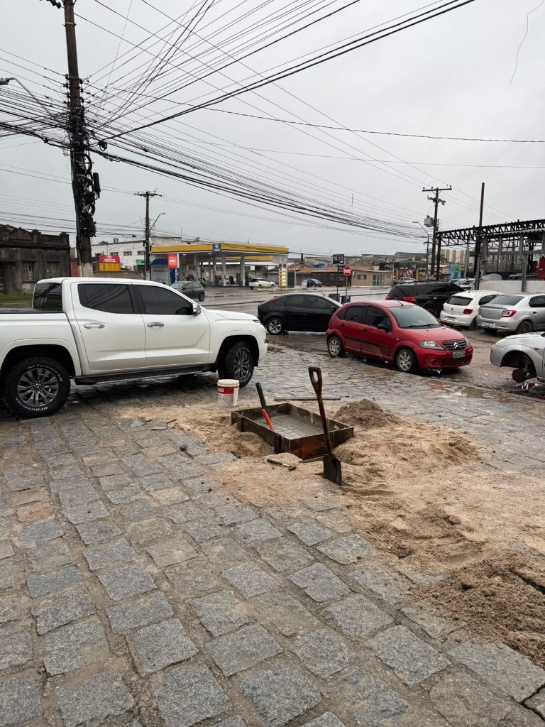Vala com armação metálica preparada para concreto na obra M3VOLT
