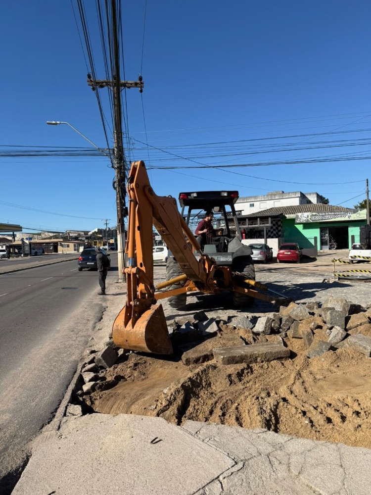 Escavação da calçada com retroescavadeira na obra M3VOLT em 15/09/2026
