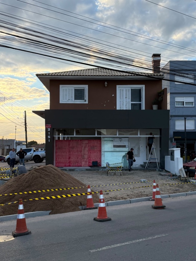 Fachada com monte de areia e equipe na obra M3VOLT em 15/09/2026