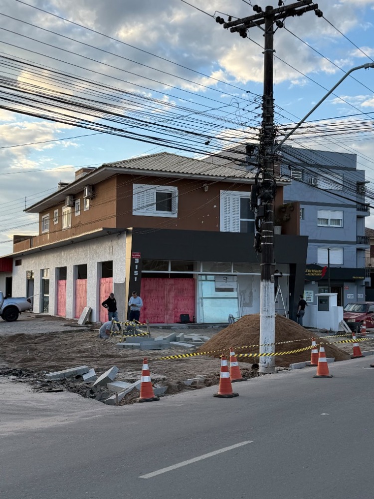 Obra na esquina do nº 3151 com terreno em preparação em 15/09/2026